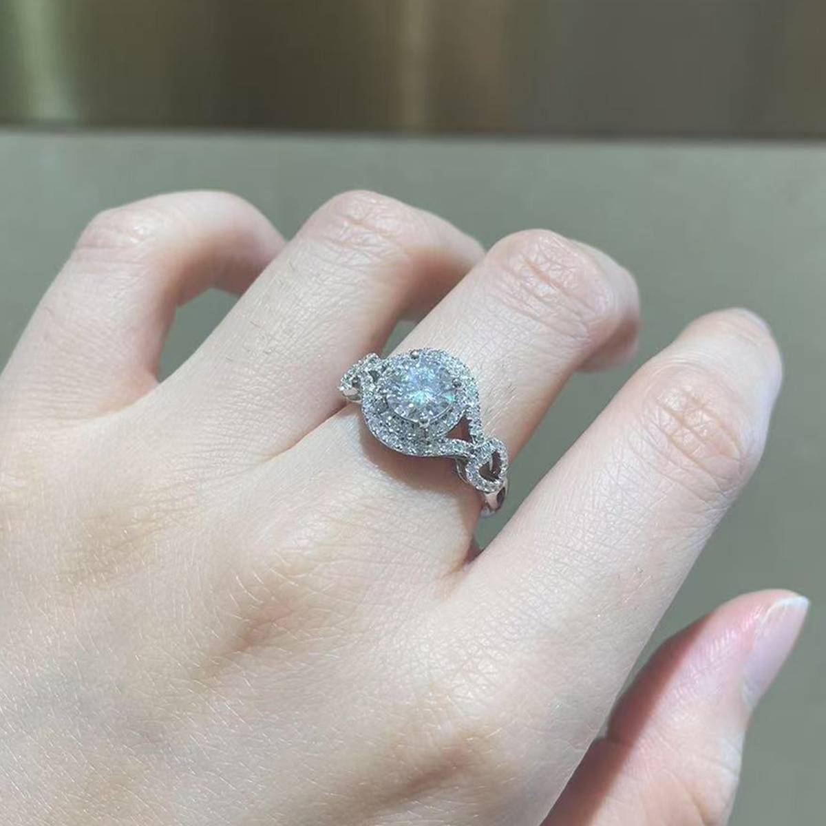 圆包女戒S925银镀白金定制选款主石莫桑钻1.0ct/副石高碳钻